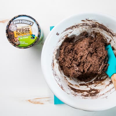 Paso 1 - Helado vegano derretido mezclado con levadura de harina