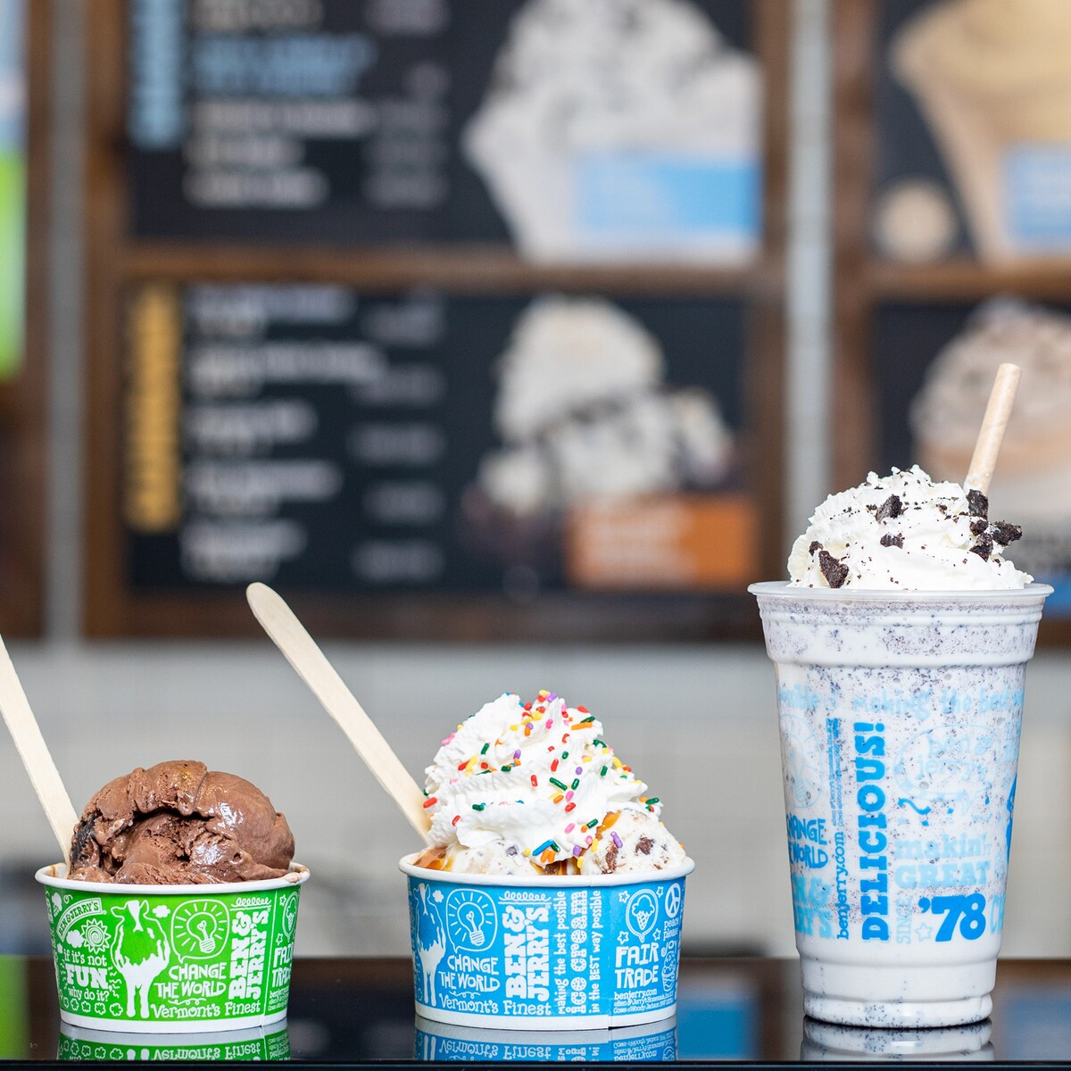 Cuatro productos de la heladería en una mesa