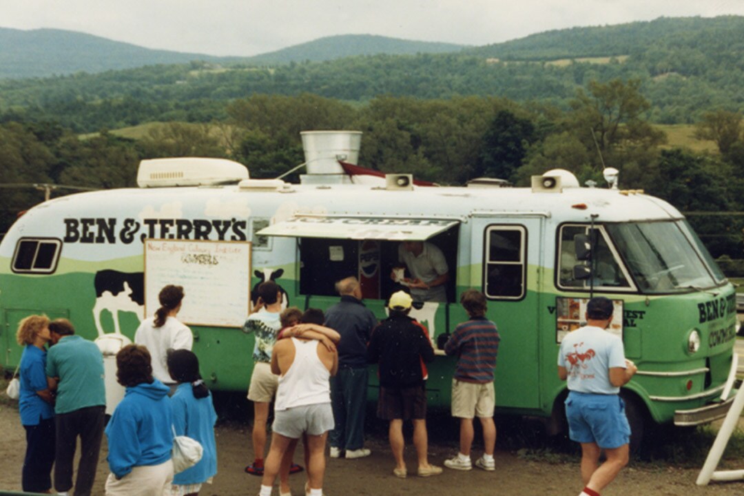 Cowmobile de Ben & Jerry’s con gente esperando en fila