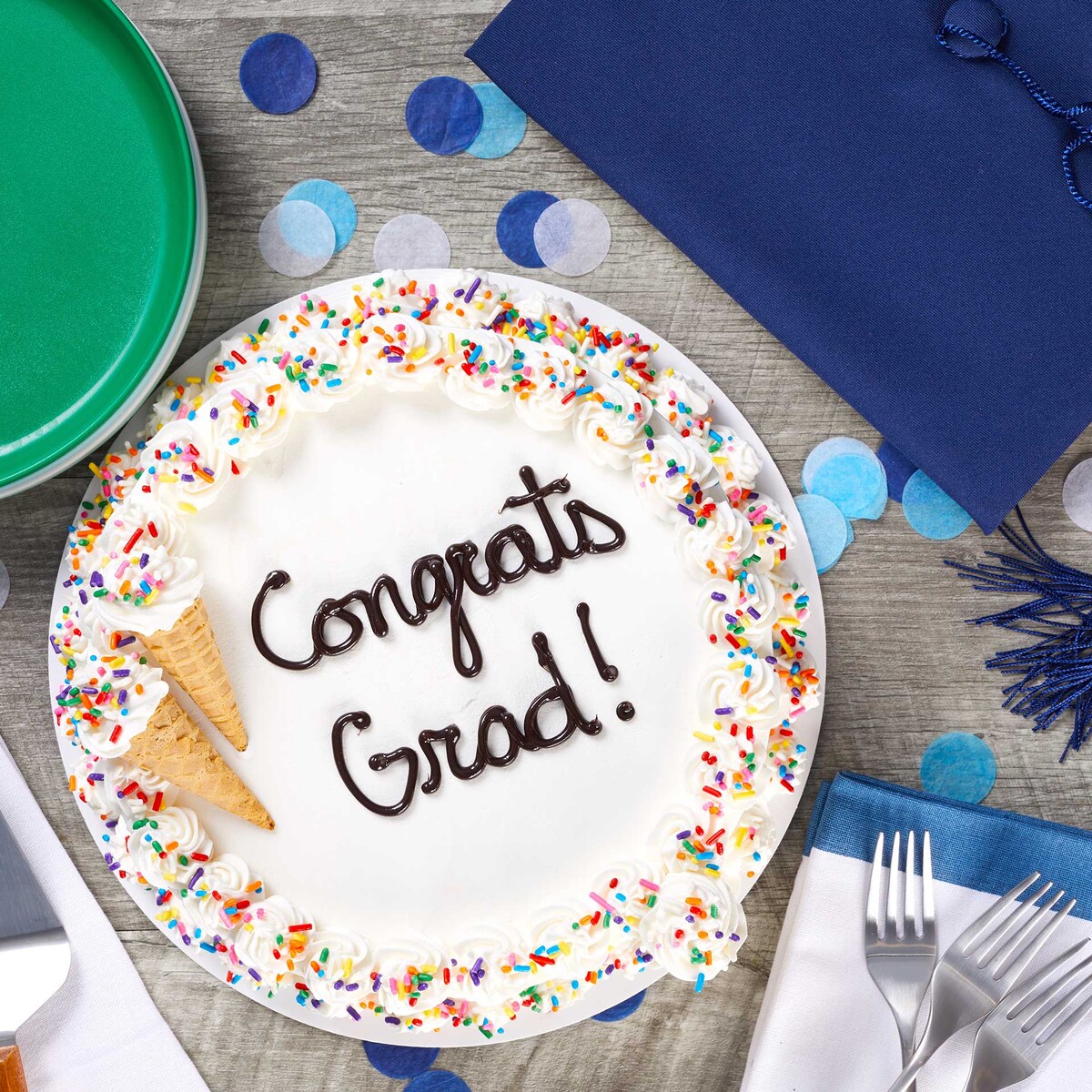 Tarta de helado sobre una mesa