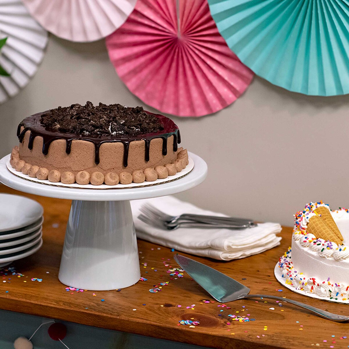 Tarta de helado sobre un pedestal