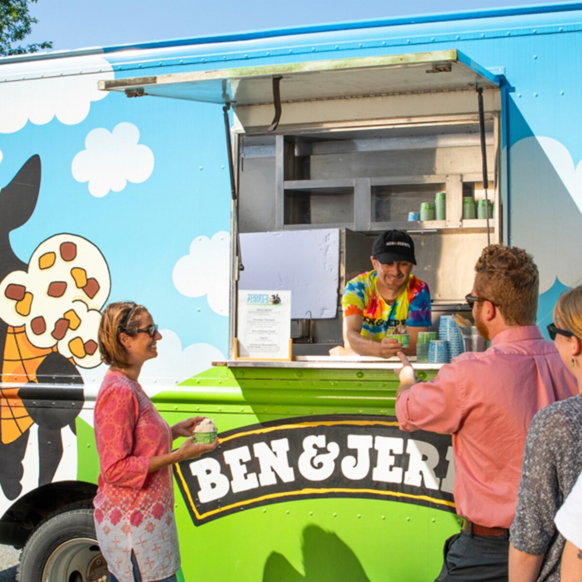 Personas de pie frente a un camión de helados