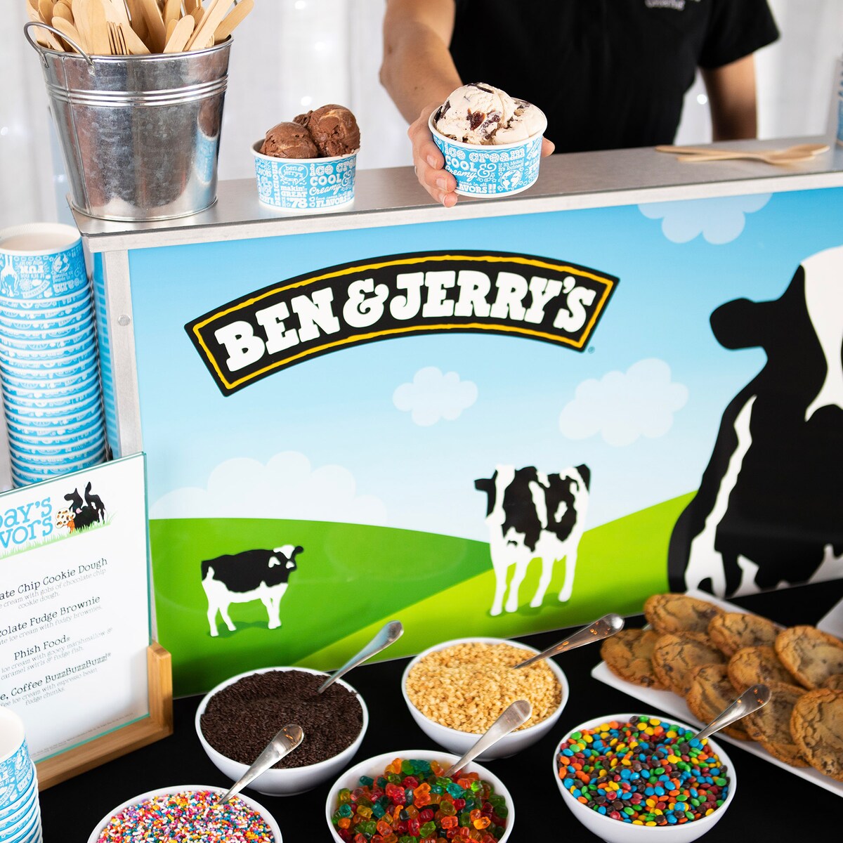 Un carrito de helados con coberturas para banquetes sobre una mesa